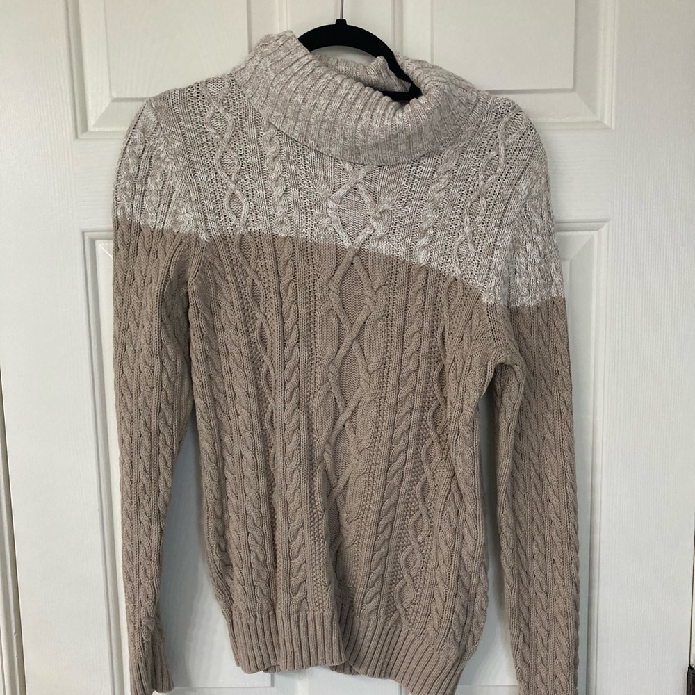 Two tone knit turtle neck